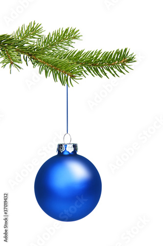 Blaue Weihnachtskugel am Tannenzweig