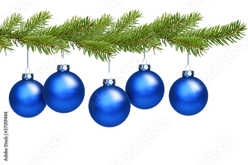Blaue Weihnachtskugeln am Tannenzweig