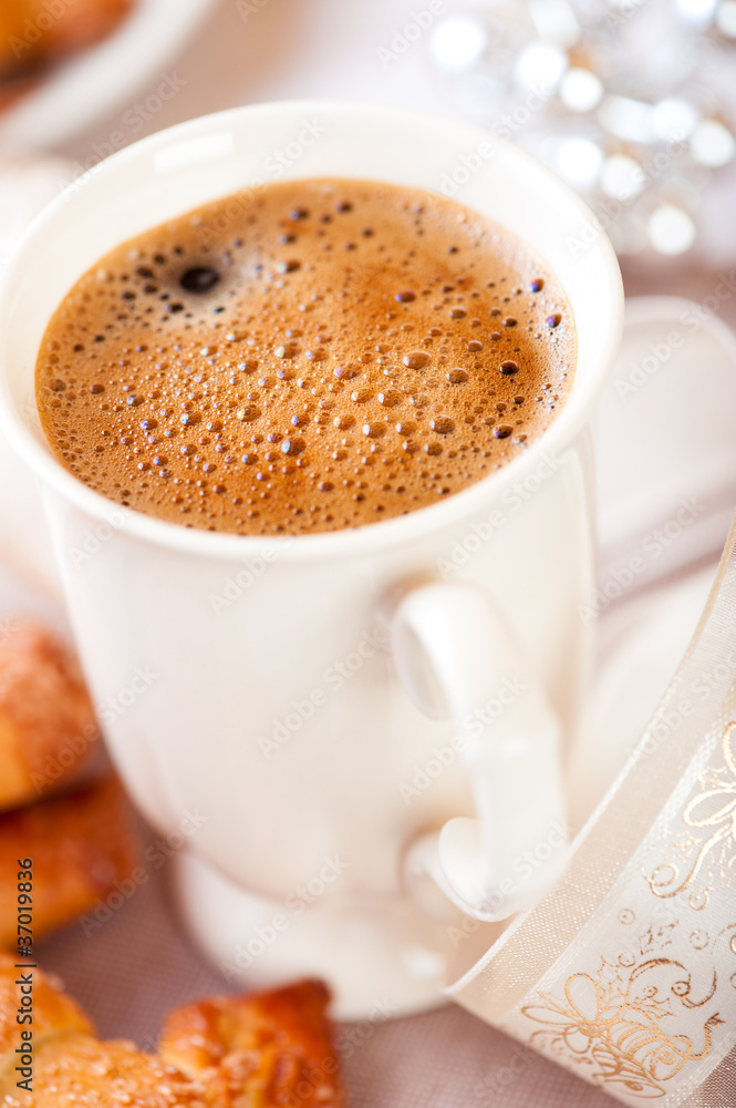 Obraz premium Delicious christmas coffee with froth