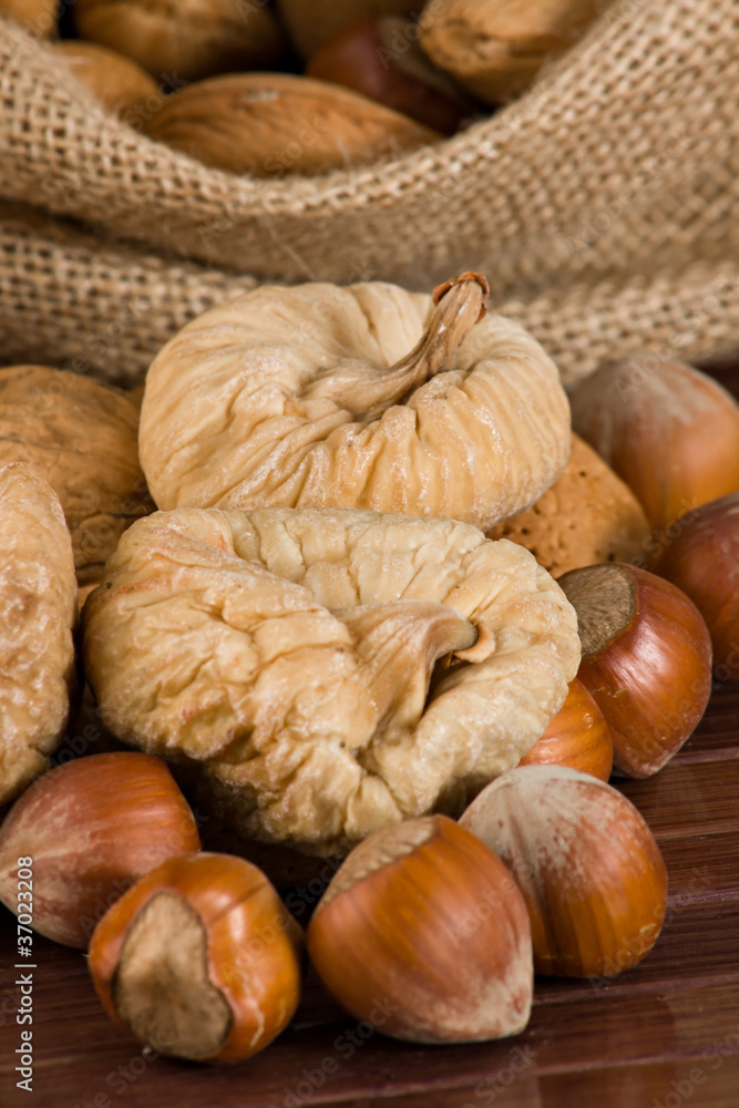 Frutta e fichi secchi - Nuts and dried figs Frutta e fichi secchi - Nuts and dried figs