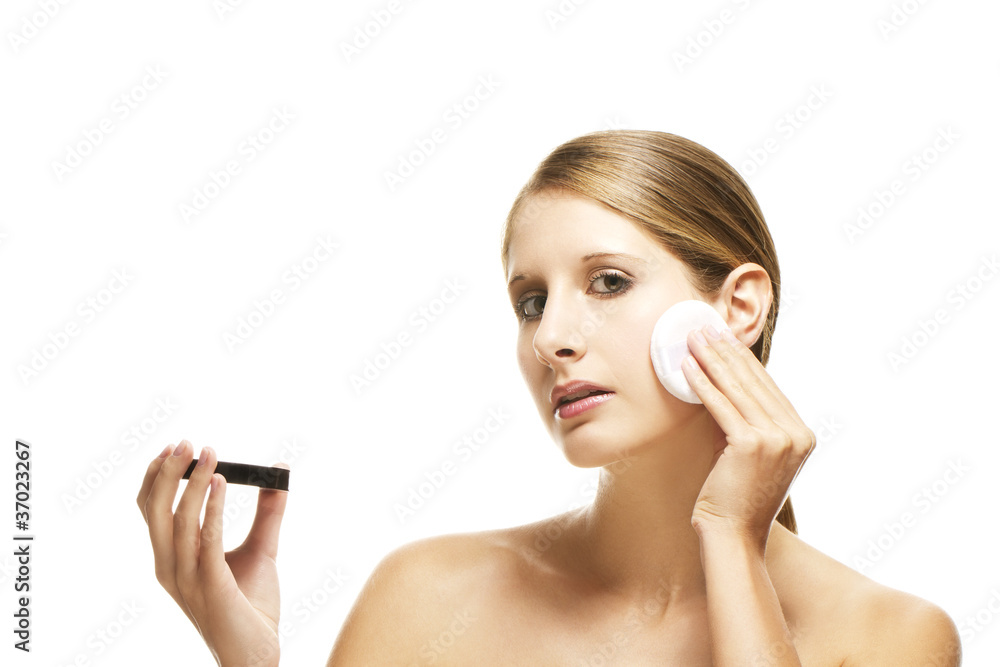 junge frau beim creme auftragen auf weissem hintergrund junge frau beim creme auftragen auf weissem hintergrund