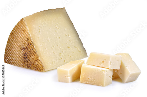 Tacos de queso sobre fondo blanco.