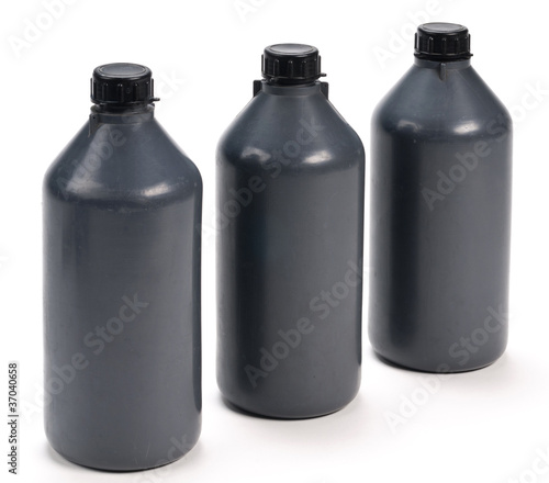 Bottiglie nere di plastica