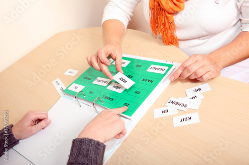 Hände und Wortrainer beim Logopäden