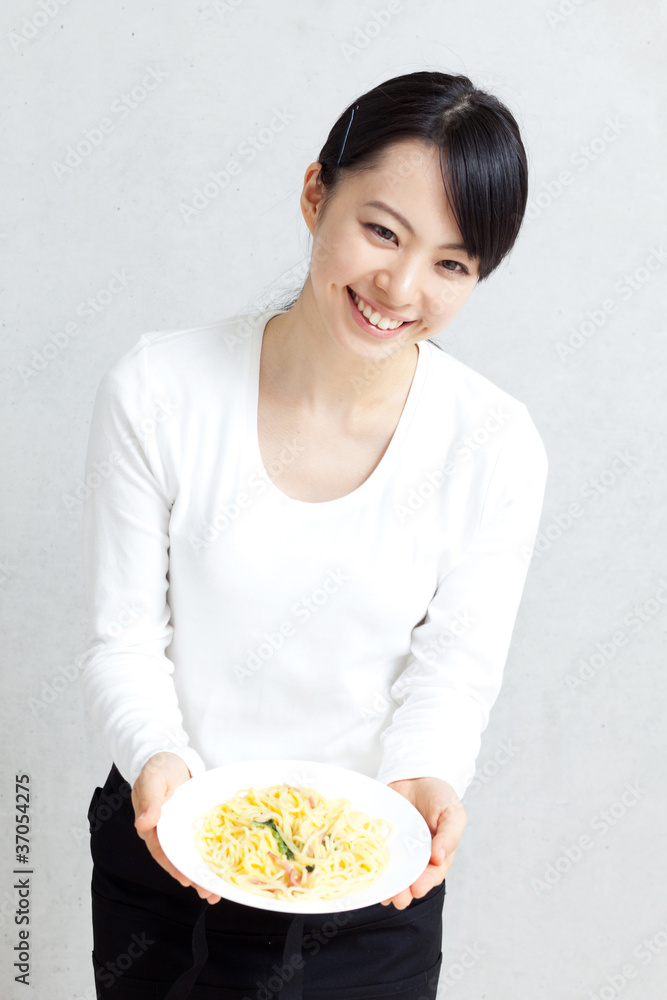 料理を運ぶ女性 料理を運ぶ女性