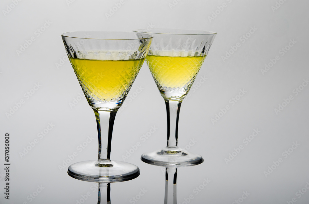 Zwei Likörgläser mit Limonenlikör Zwei Likörgläser mit Limonenlikör