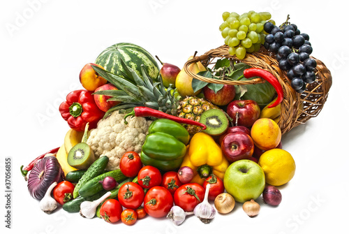 Fototapeta Naklejka Na Ścianę i Meble -  The group of vegetables and fruits in bascet