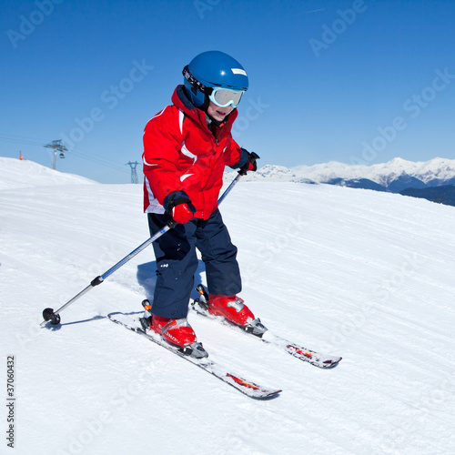 Sport d'hiver : Jeune skieur sur les pistes #2