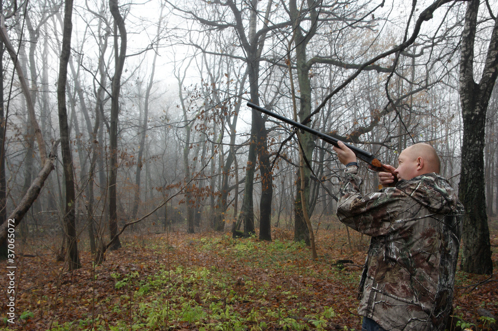 Naklejka premium hunter in the autumn forest