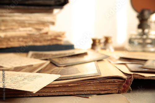 Tableau sur toile Close-up of old photos,books and letters.