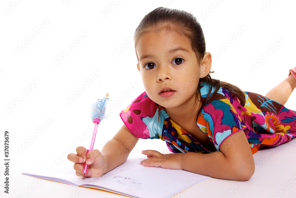 jolie petite fille apprend a écrire sur un cahier jolie petite fille apprend a écrire sur un cahier