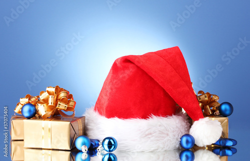 Canvastavla Beautiful Christmas hat, gifts and Christmas balls