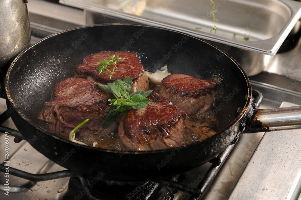 Steaks in der Bratpfanne Steaks in der Bratpfanne