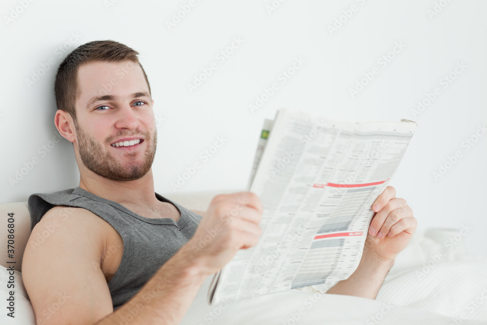 Obraz premium Handsome man reading a newspaper