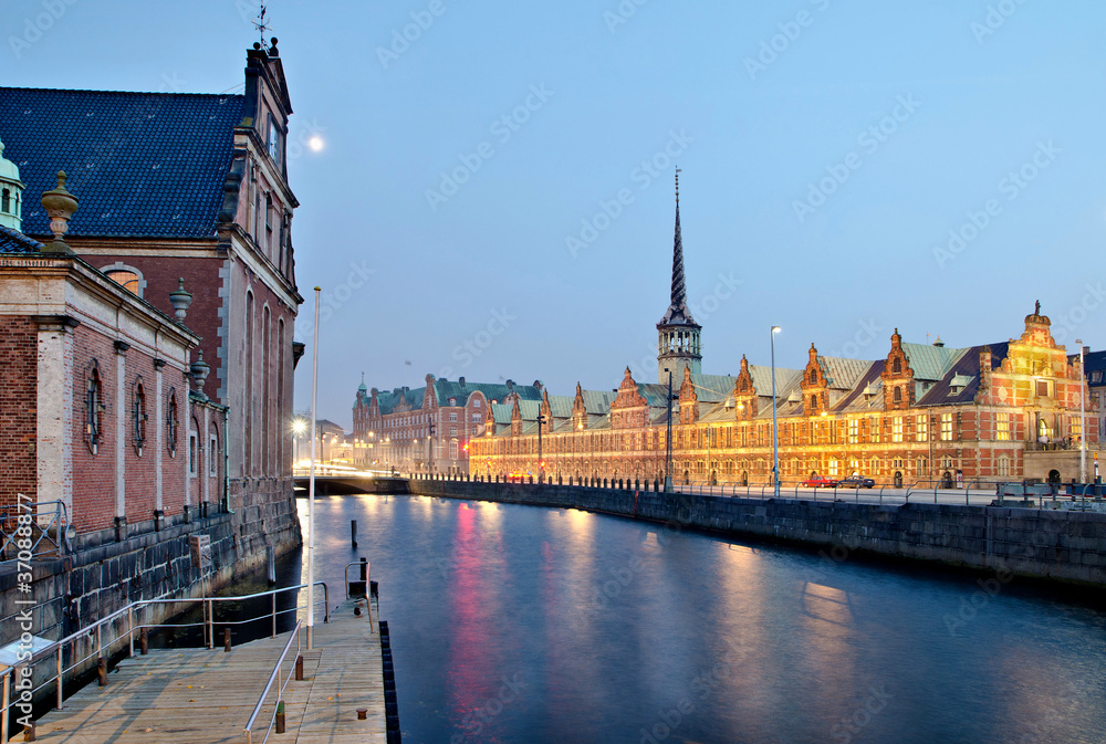 Fototapeta premium Copenhagen Old Stock Exchange By Night 1