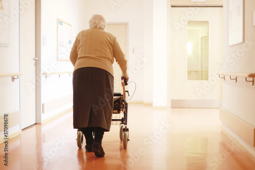 einsame Frau im Pflegeheim photo