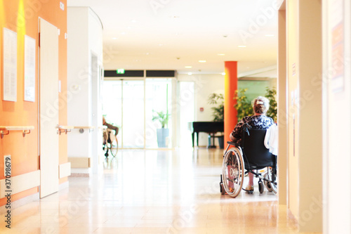 Rollstuhl im Pflegeheim