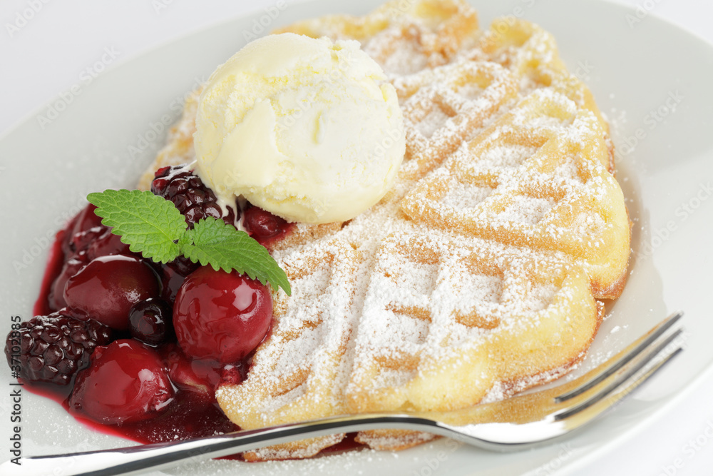 Waffeln mit Fruchtsoße und Vanilleeis Stock-Foto | Adobe Stock