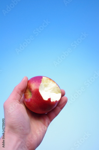 Nadgryzione jabłko w dłoni