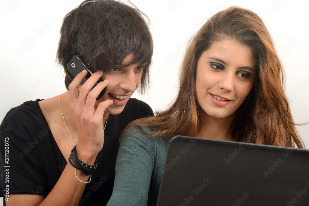 Communication - Jeunes étudiants et ordi portable Communication - Jeunes étudiants et ordi portable