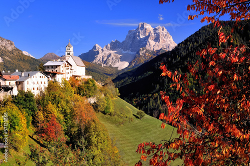 Kleines Dorf mit Kirche in den Dolomiten