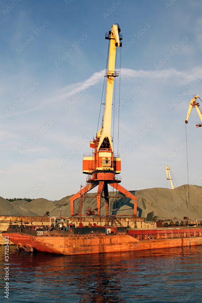 Port bulk crane and barge