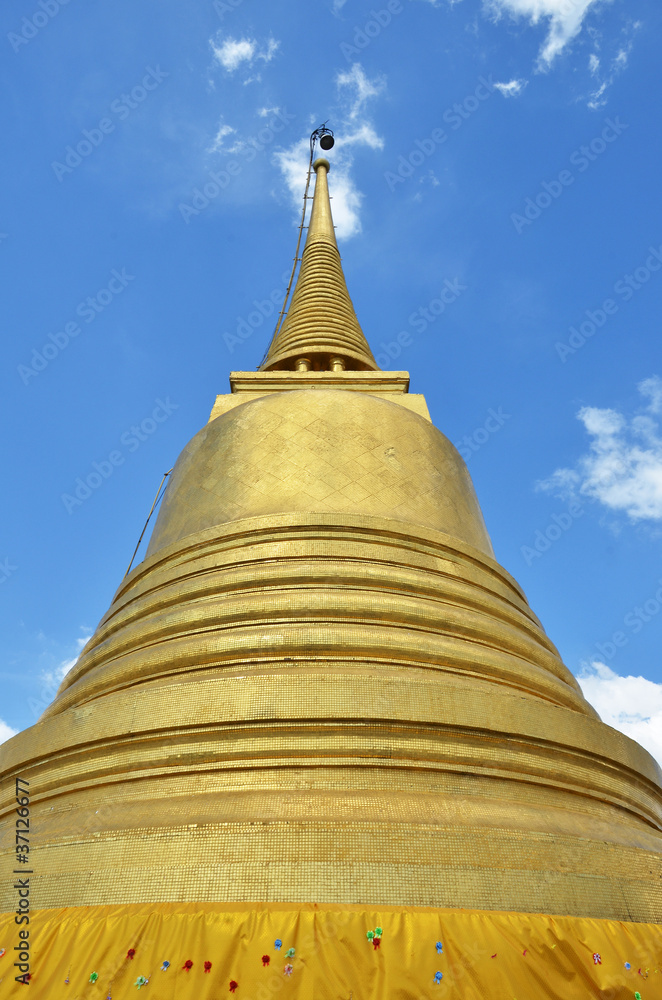 gold pagoda in watsaket temple