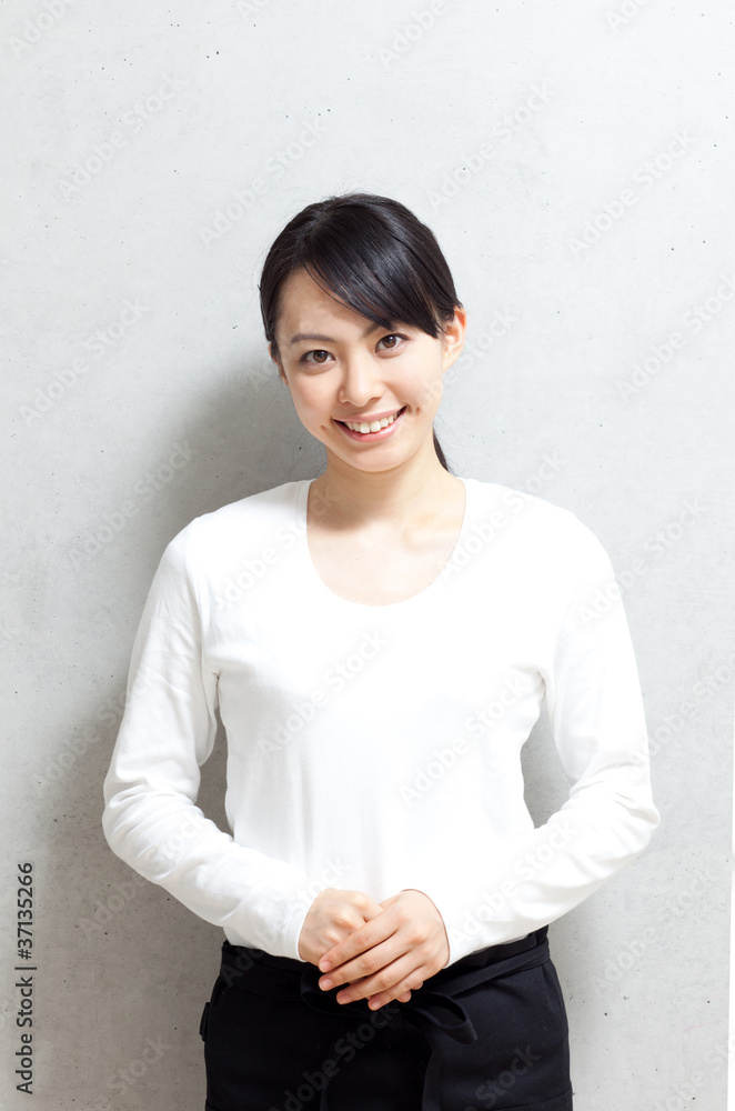エプロンをした女性 エプロンをした女性