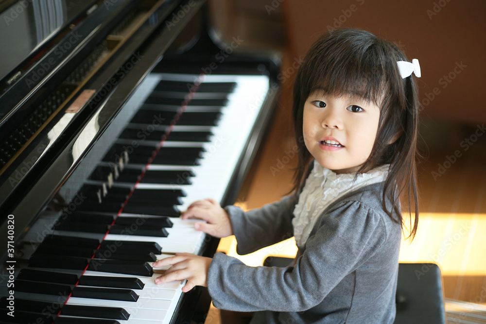 Fototapeta ピアノを弾く女の子