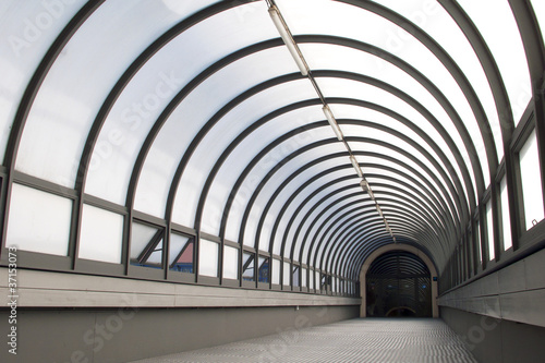 Túnel con ventanas de cristal