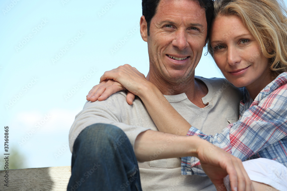 Fototapeta premium Closeup of couple in love, sitting in the sunshine