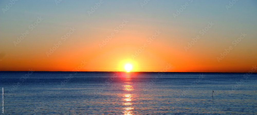 Fototapeta premium Zachód słońca w morzu