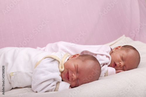 eineiige Zwillinge- Schwestern beim schlafen und träumen