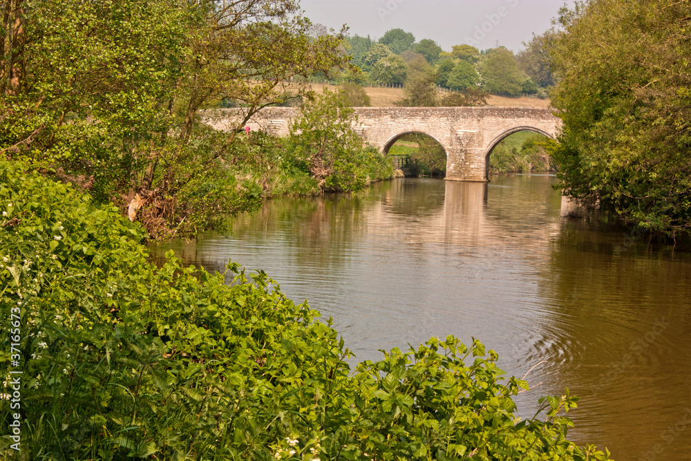 Fototapeta premium Bridge over the river medway at Teston in the kent countryside