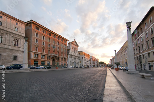 Fototapeta Naklejka Na Ścianę i Meble -  Calle vacia en Roma