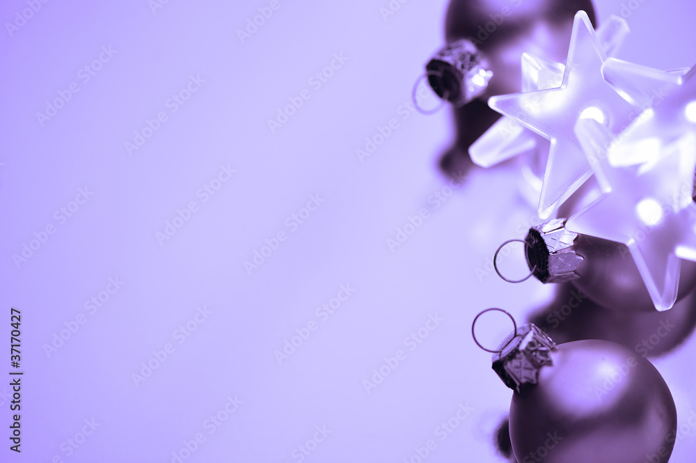 Fototapeta bombki choinkowe w kształcie gwiazdy świecą na fioletowym tle