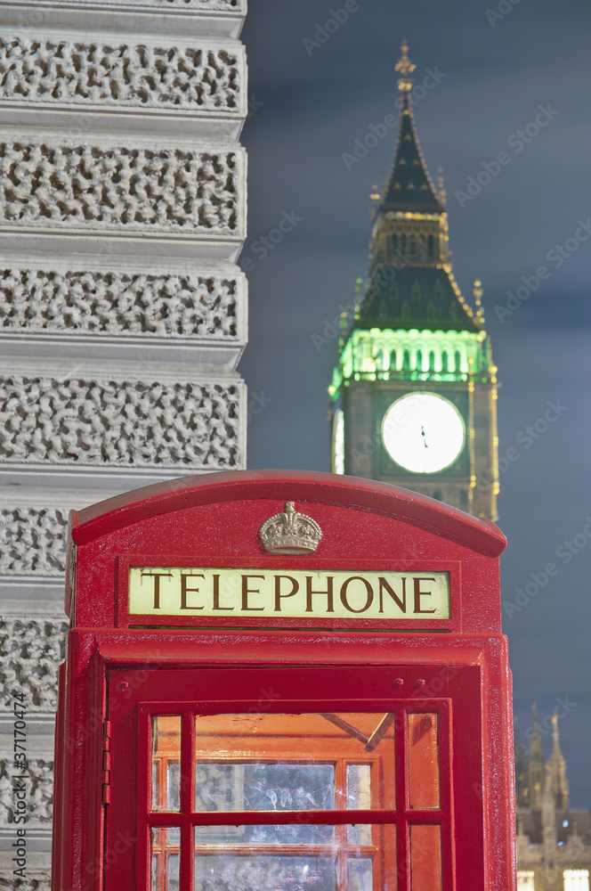 Obraz premium Red telephone at London, England