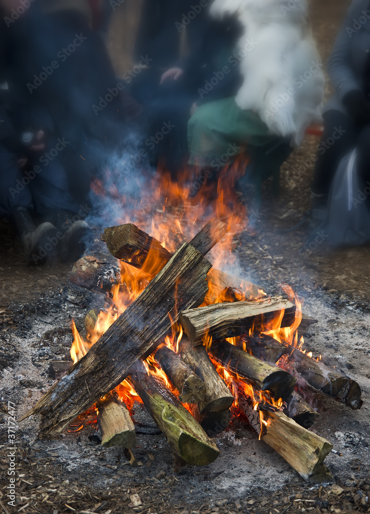 Menschen am Lagerfeuer