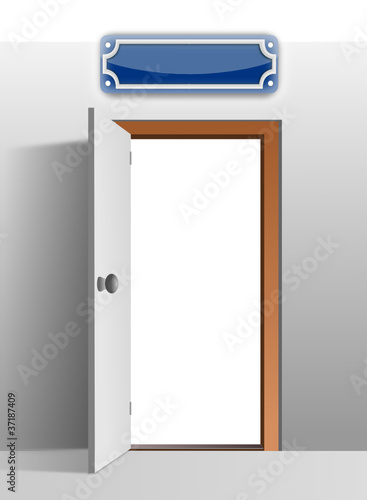 Tür mit Emailleschild