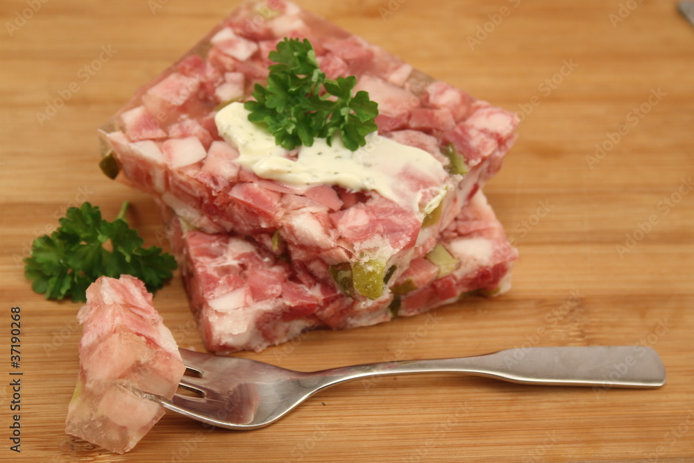Sülzfleisch auf altem Brett Sülzfleisch auf altem Brett