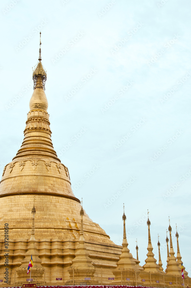 Fototapeta premium Golden pagoda.