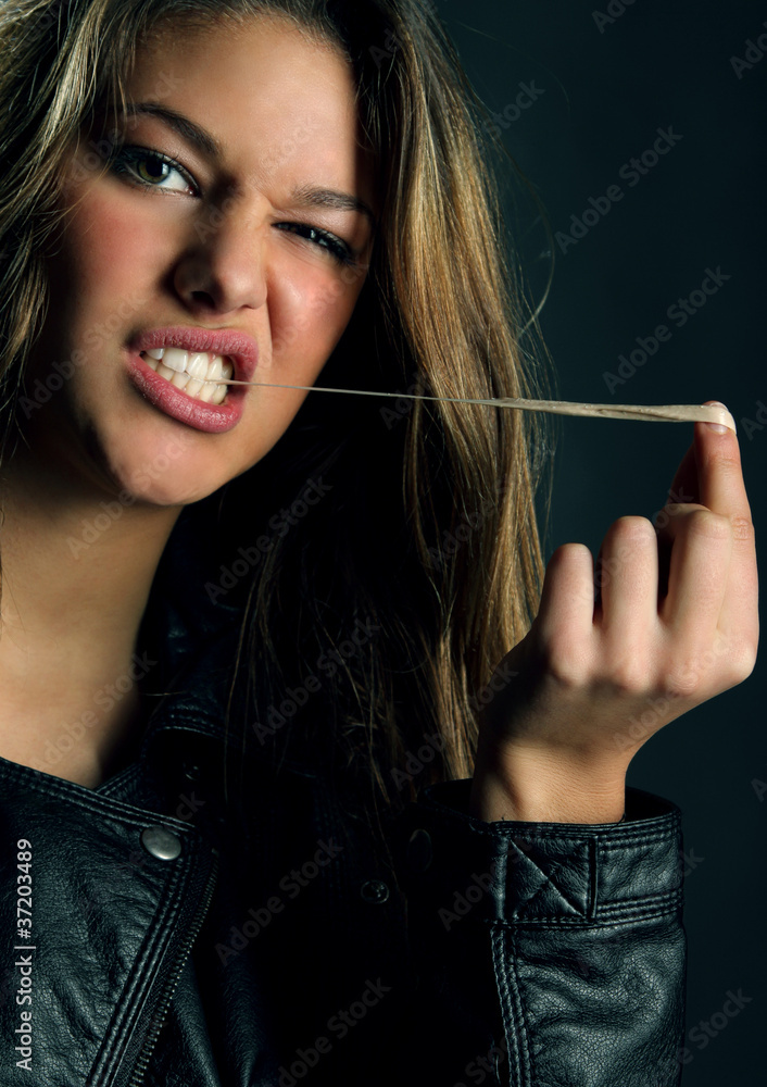 Fototapeta premium Frau mit Kaugummi