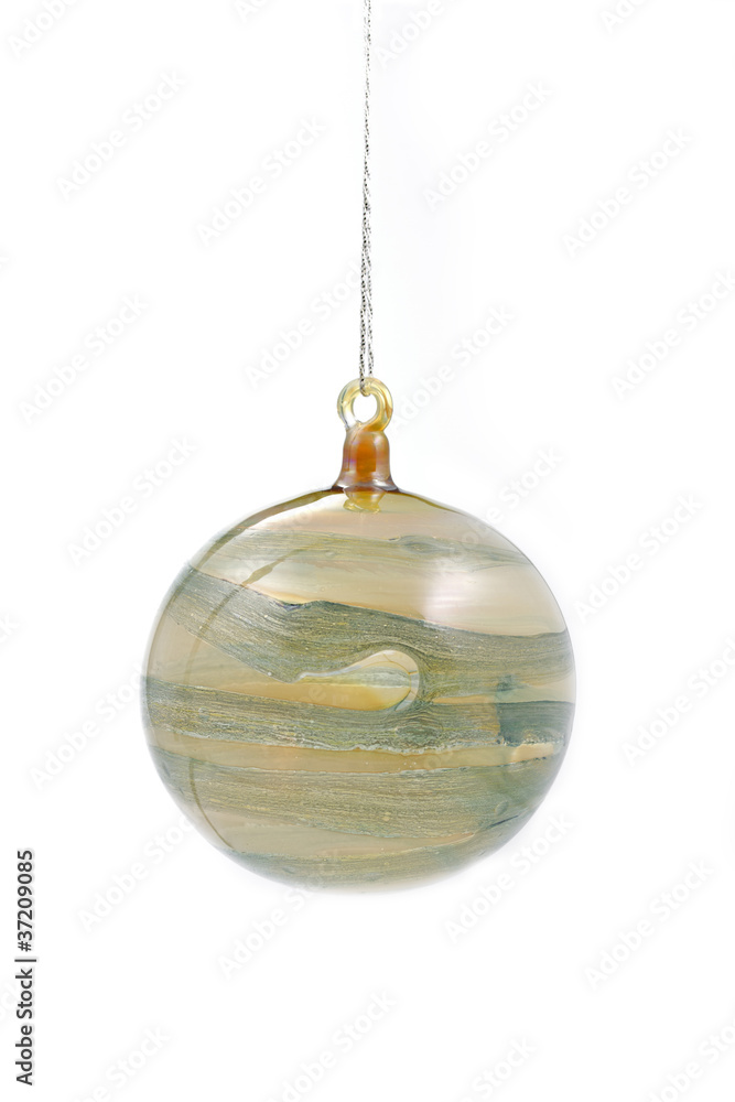 Farbige Glaskugel als Weihnachtsschmuck auf weißem Hintergrund Farbige Glaskugel als Weihnachtsschmuck auf weißem Hintergrund