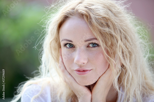 Quadro su tela Portrait of beautiful blond smiling woman