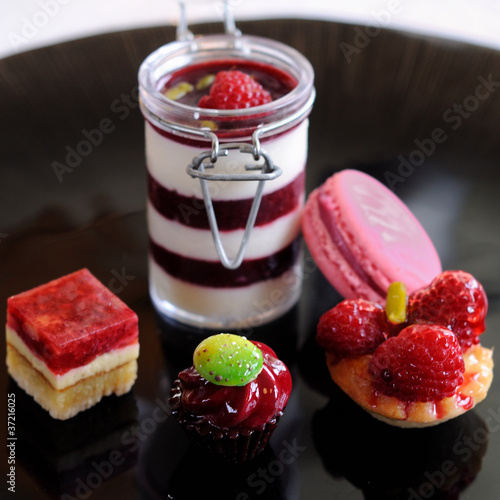assortiment de desserts rouges et roses