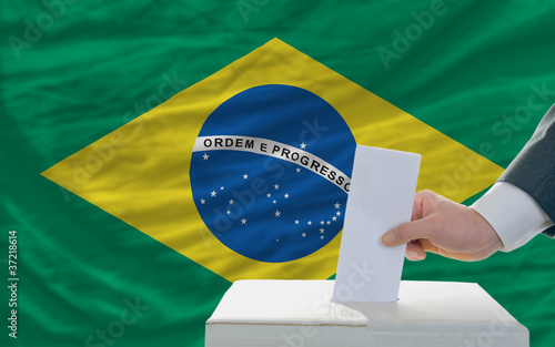 Foto man voting on elections in brazil