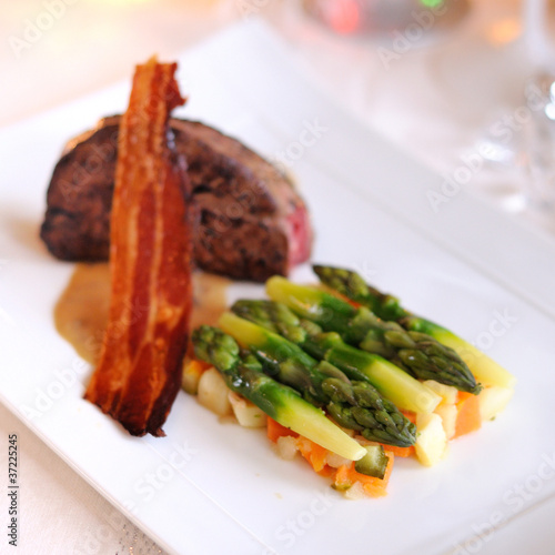 filet de boeuf aux morilles, asperges et petits légumes