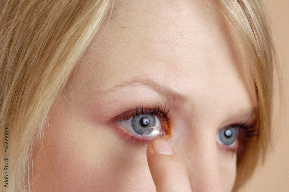 Naklejka premium femme lentille de contact