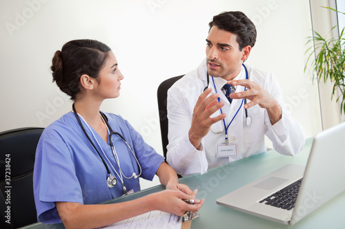 Foto Young doctors working with a laptop