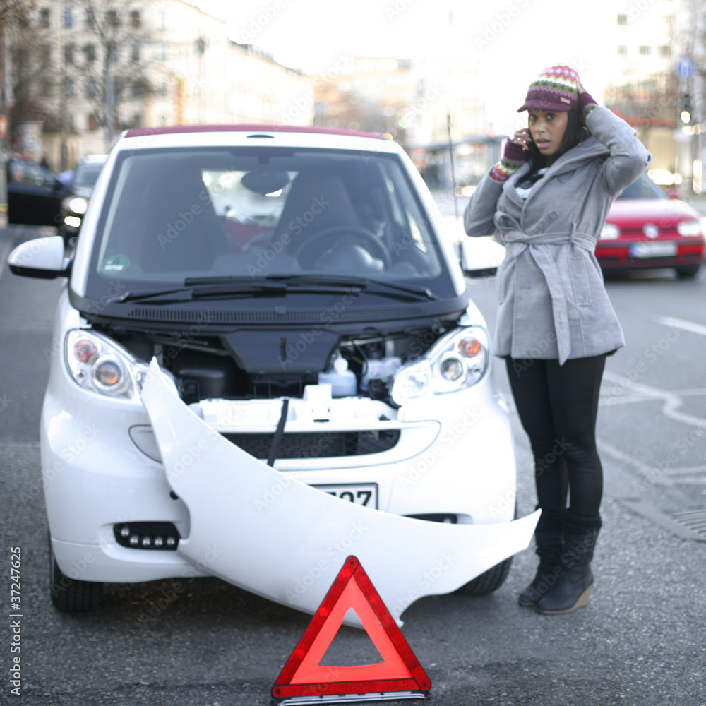 Fototapeta premium verzweifelte Frau mit Autounfall